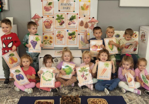 dzieci z planszami edukacyjnymi pozują do zdjęcia