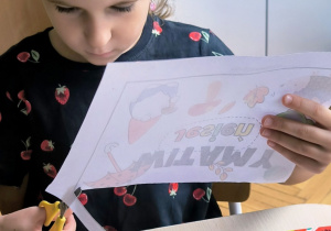 Dziewczynka wycina po linii