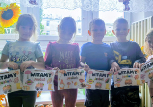 Dzieci w kąciku przyrodniczym z kartą pracy
