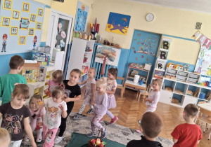 Dzieci ida po kole