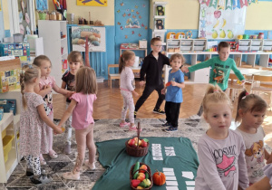 Dzieci tańczą w małych kołach