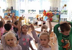 Dzieci pokazują liście klonu