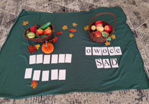 Dwa kosze w tym jeden podpisay owoce - sad
