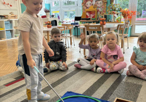 Chłopiec stoi ze wskaźnikiem