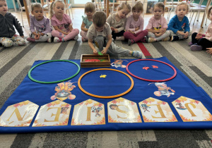 Chłopiec wybiera zielone liście