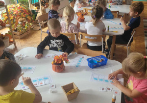 Dzieci pracują przy stolikach