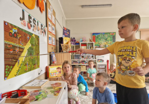 Chlopiec wskazuje ogród warzywny