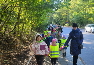 dzieci idą w parach po arturówku