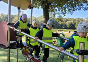 dzieci bawią się na placu zabaw