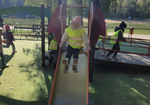 dzieci bawią się na placu zabaw