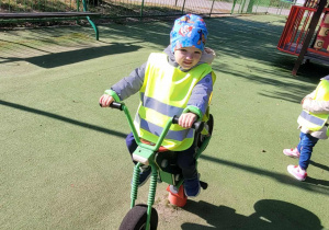dzieci bawią się na placu zabaw