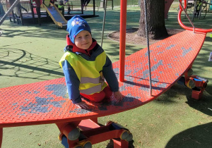 dzieci bawią się na placu zabaw