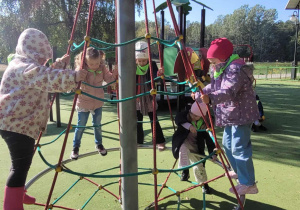 dzieci bawią się na placu zabaw