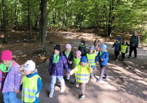 dzieci bawią się na placu zabaw