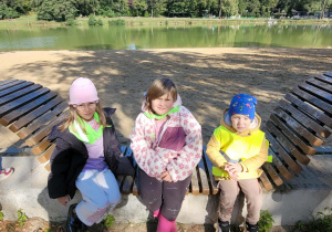 dzieci siedzą na ławce