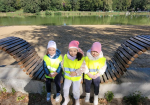 dzieci siedzą na ławce