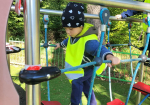 dzieci bawią się na placu zabaw