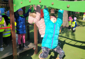 dzieci bawią się na placu zabaw