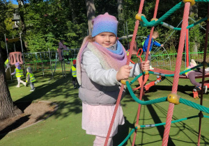 dzieci bawią się na placu zabaw