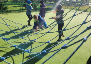 dzieci bawią się na placu zabaw