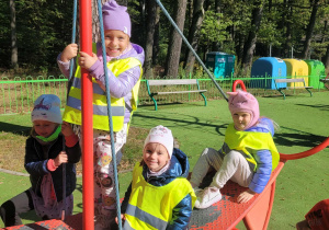 dzieci bawią się na placu zabaw