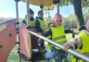 dzieci bawią się na placu zabaw