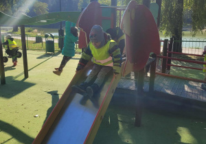 dzieci bawią się na placu zabaw