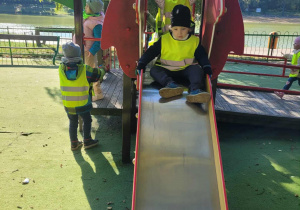 dzieci bawią się na placu zabaw