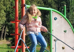 dzieci bawią się na placu zabaw