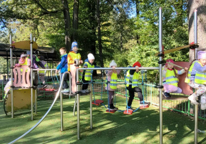 dzieci bawią się na placu zabaw