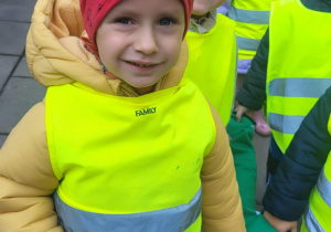 dzieci podczas spaceru