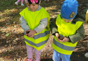 dzieci podczas spaceru