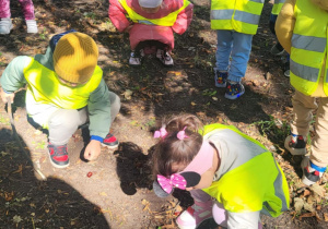 dzieci podczas spaceru
