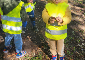 dzieci podczas spaceru