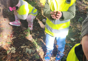 dzieci podczas spaceru
