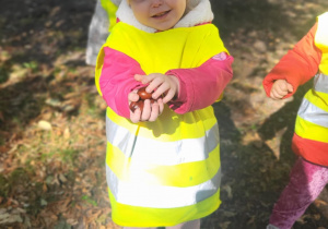 dzieci podczas spaceru