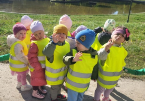 dzieci podczas spaceru