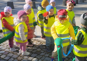 dzieci podczas spaceru