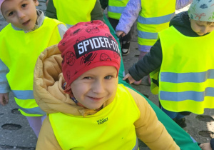 dzieci podczas spaceru