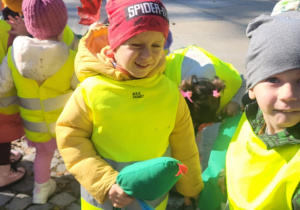 dzieci podczas spaceru