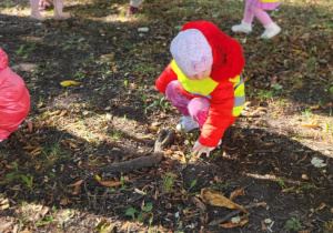 dzieci podczas spaceru