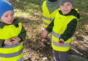 dzieci podczas spaceru