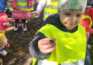 dzieci podczas spaceru