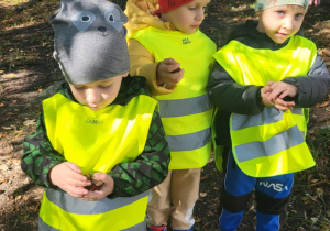 dzieci podczas spaceru