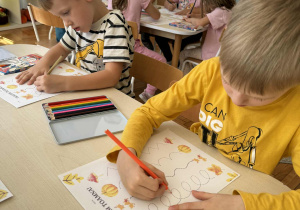Chlopcy piszą po śladzie