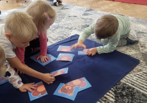 dzieci układają puzzle edukacyjne