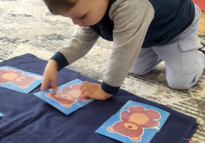 dziecko układa puzzle edukacyjne