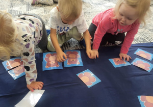 dzieci układdają puzzle edukacyjne