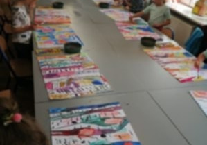 dzieci wykonują prace plastyczne na dużych formatach