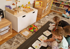 dzieci wybierają produkty spożywcze